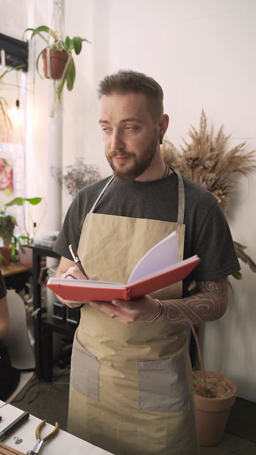 有关人, 围裙, 垂直视频的免费素材视频