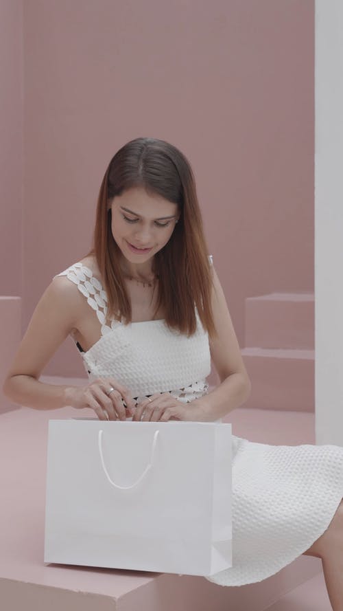 有关商品, 坐, 垂直视频的免费素材视频