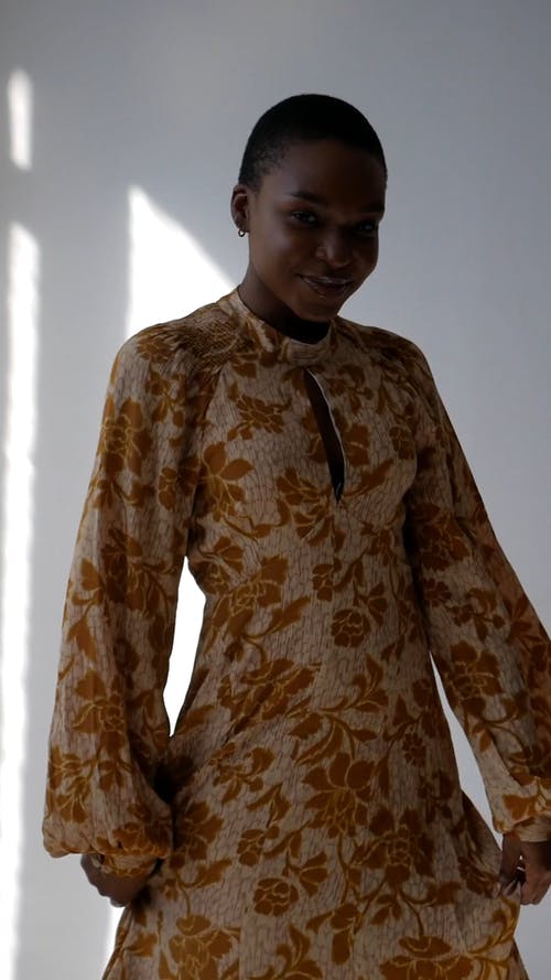 有关垂直视频, 女性, 摆姿势的免费素材视频