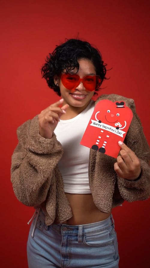 女人抱着她的红色太阳镜 · 免费素材视频