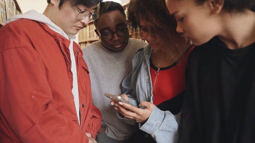 有关图书馆, 女性, 用手机的免费素材视频