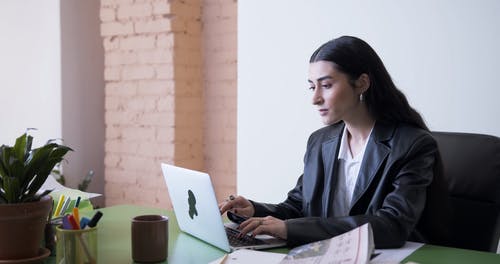 有关低角度拍摄, 个人电脑, 倾斜射击的免费素材视频