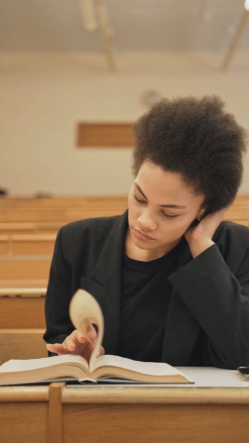 有关严肃, 垂直视频, 女人的免费素材视频