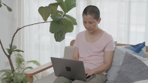 有关坐, 女人, 客厅的免费素材视频