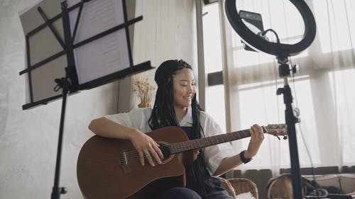 有关乐谱, 原声吉他, 在家的免费素材视频