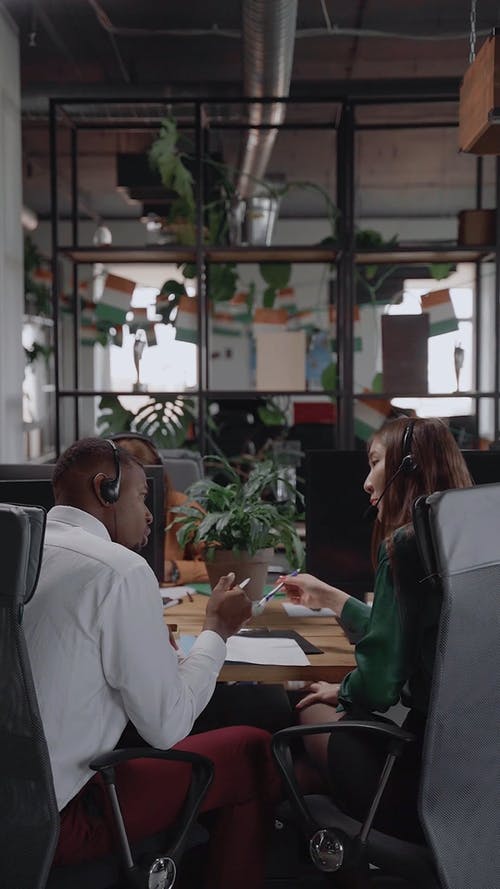 有关倾听, 呼叫中心, 坐的免费素材视频