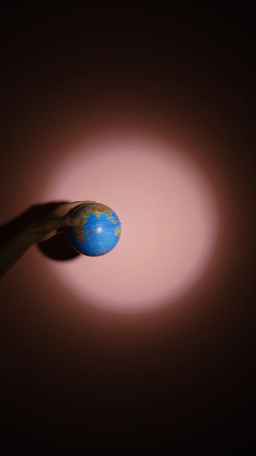 有关地球, 垂直视频, 手的免费素材视频