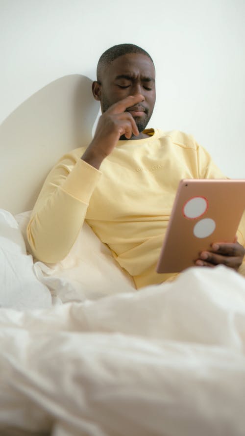 有关人, 使用平板电脑, 坐的免费素材视频