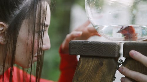 有关侧面图, 垂直视频, 年轻女子的免费素材视频