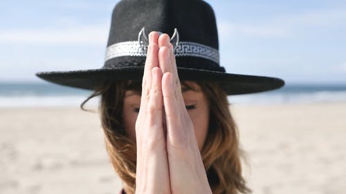 有关双手合十, 女人, 海滩的免费素材视频