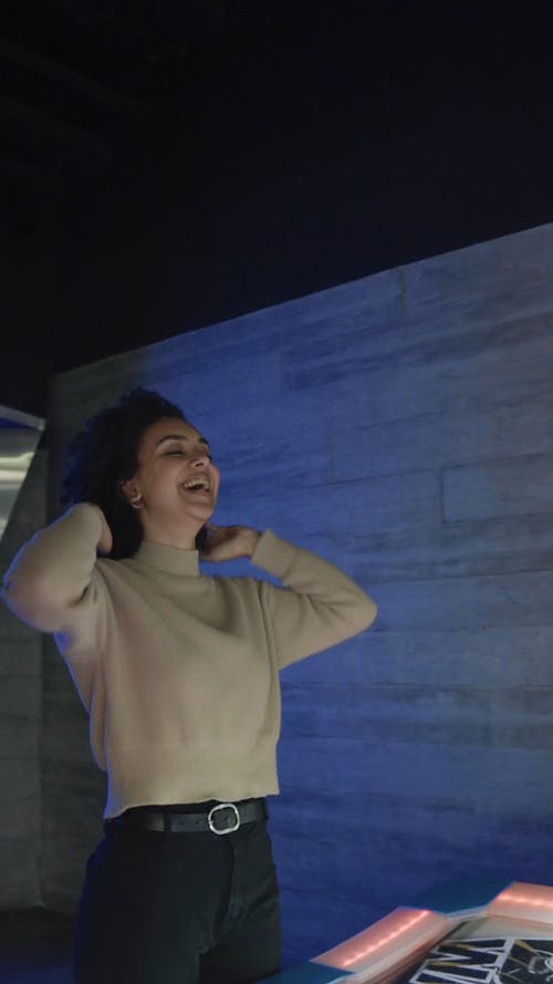 有关垂直视频, 大笑, 女人的免费素材视频