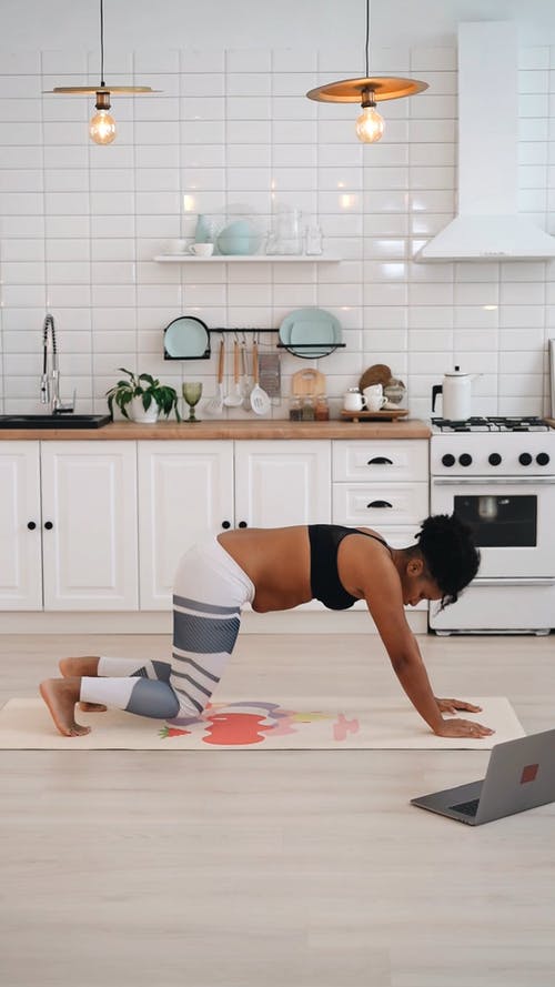 有关人, 在家, 垂直视频的免费素材视频