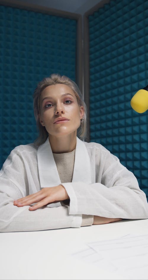 有关＃室内, 坐, 垂直视频的免费素材视频