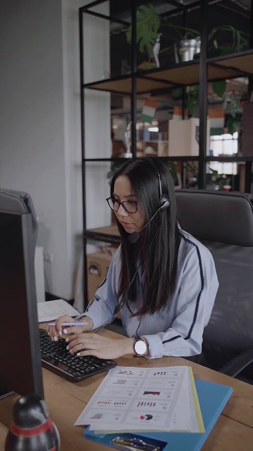 有关雇员, 咖啡色头发的女人, 商业的免费素材视频