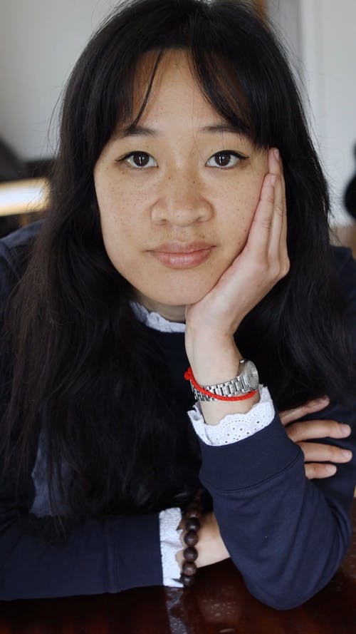 有关咖啡色头发的女人, 嘴唇, 垂直视频的免费素材视频