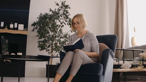 有关人, 坐, 女人的免费素材视频