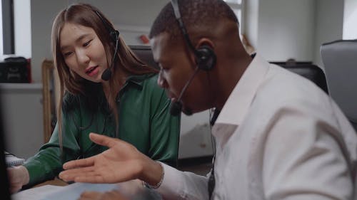 有关人, 商量, 坐的免费素材视频