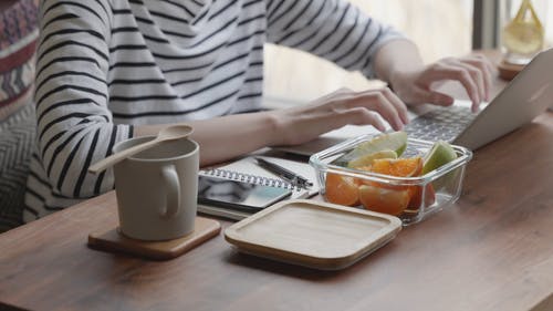 有关一杯咖啡, 人, 原子笔的免费素材视频