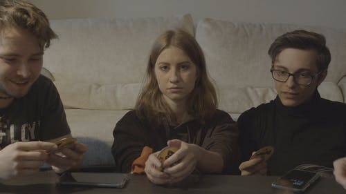 有关严肃, 坐, 微笑的免费素材视频