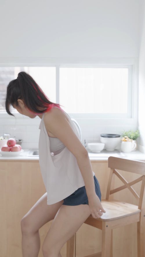 有关一条腿, 向上, 在家的免费素材视频