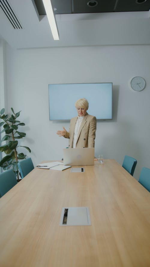 有关原种, 严肃, 垂直视频的免费素材视频