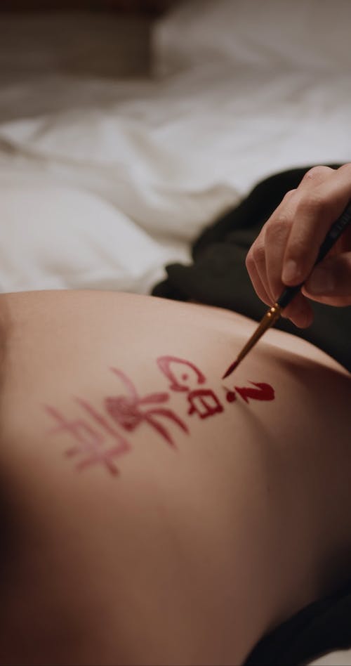 有关人体彩绘, 后背, 垂直视频的免费素材视频