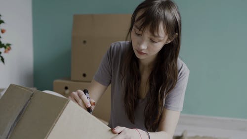 有关修剪指甲, 刘海, 卷发的免费素材视频