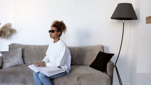 有关坐, 墨镜, 女人的免费素材视频