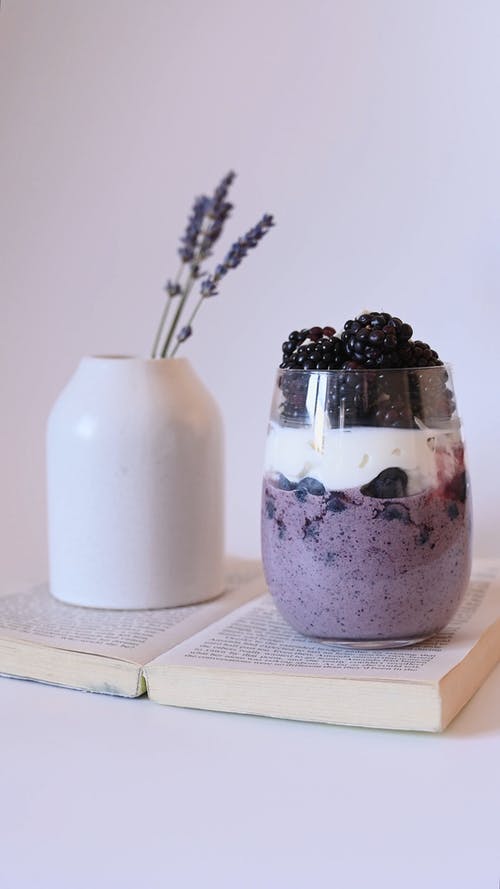 有关垂直视频, 新鲜水果, 书的免费素材视频