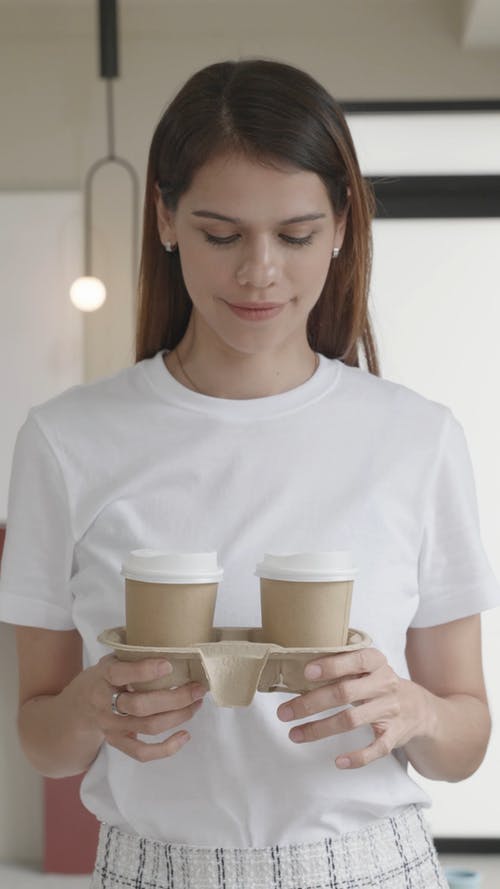 有关咖啡杯, 垂直视频, 女人的免费素材视频