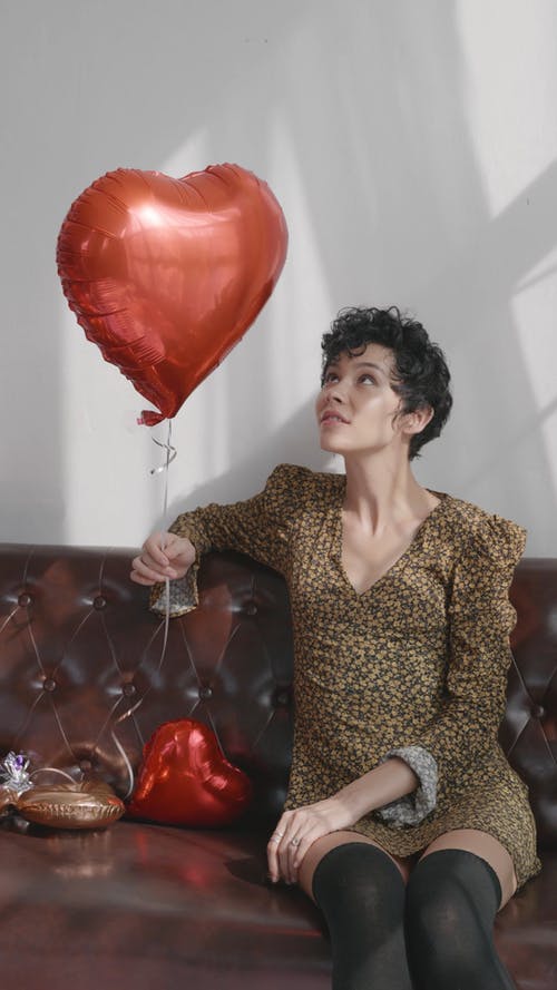 有关坐, 垂直视频, 女性的免费素材视频