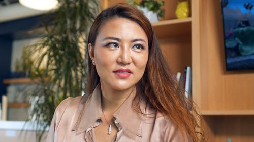 有关倾听, 女人, 室内的免费素材视频