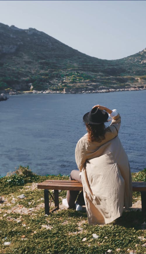 有关和平的, 坐, 垂直视频的免费素材视频