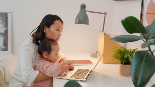 有关亚洲人, 儿童, 可携式的免费素材视频