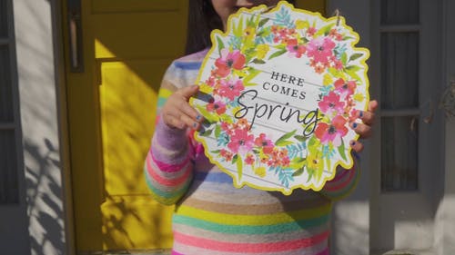 有关女孩, 弹簧, 握住的免费素材视频