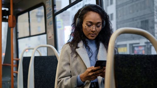 有关3C用品, 低角度拍摄, 倾听的免费素材视频