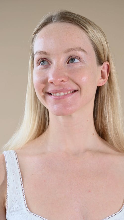 有关垂直视频, 女人, 微笑的免费素材视频