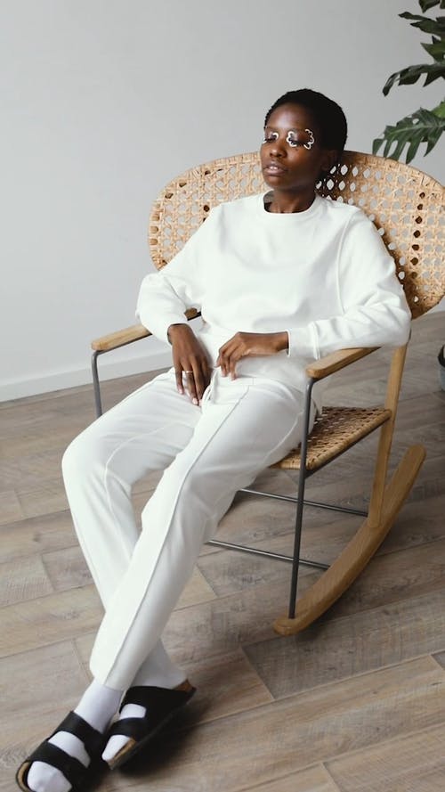 有关在家, 坐, 垂直视频的免费素材视频