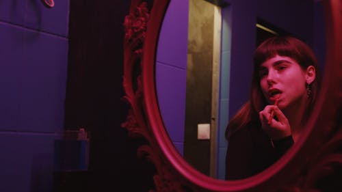 有关20 25岁的女人, 化妆, 反射的免费素材视频