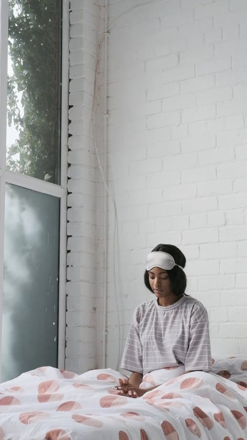 有关人, 伤心, 垂直视频的免费素材视频