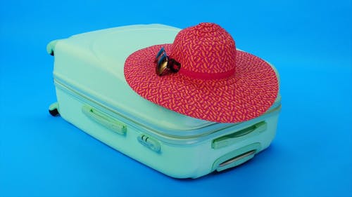 有关墨镜, 帽子, 蓝色背景的免费素材视频