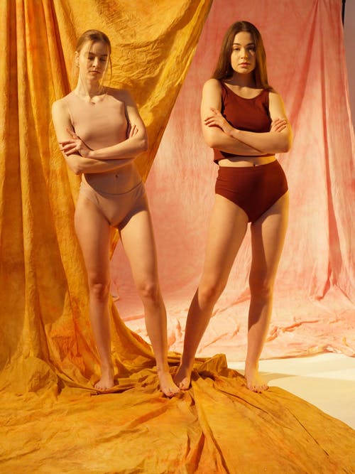 有关光鲜亮丽, 咖啡色头发的女人, 坐的免费素材视频