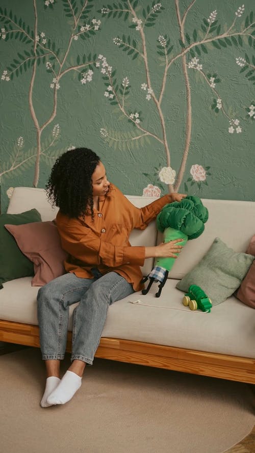 有关坐, 垂直视频, 填充玩具的免费素材视频