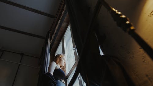 有关低角度拍摄, 女人, 看着的免费素材视频