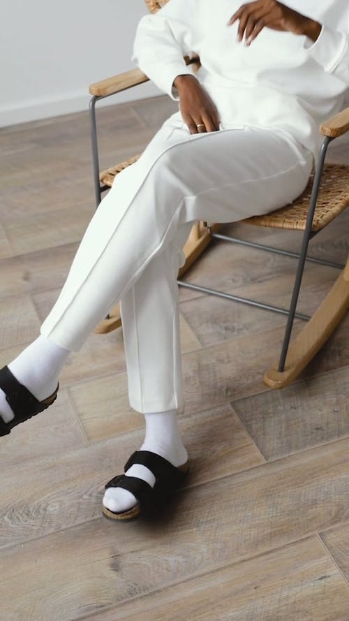 有关人, 在家, 坐的免费素材视频