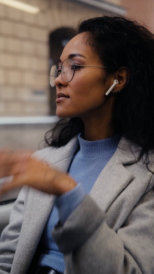 有关airpods, 听音乐, 垂直视频的免费素材视频
