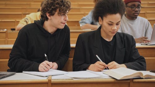 有关功课, 严肃, 坐的免费素材视频