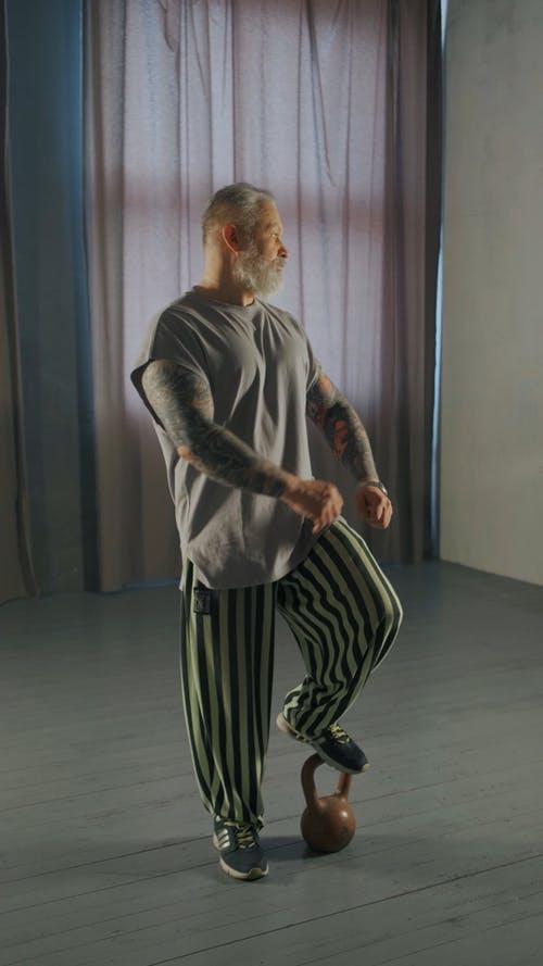 有关人, 伸展, 刺青的免费素材视频