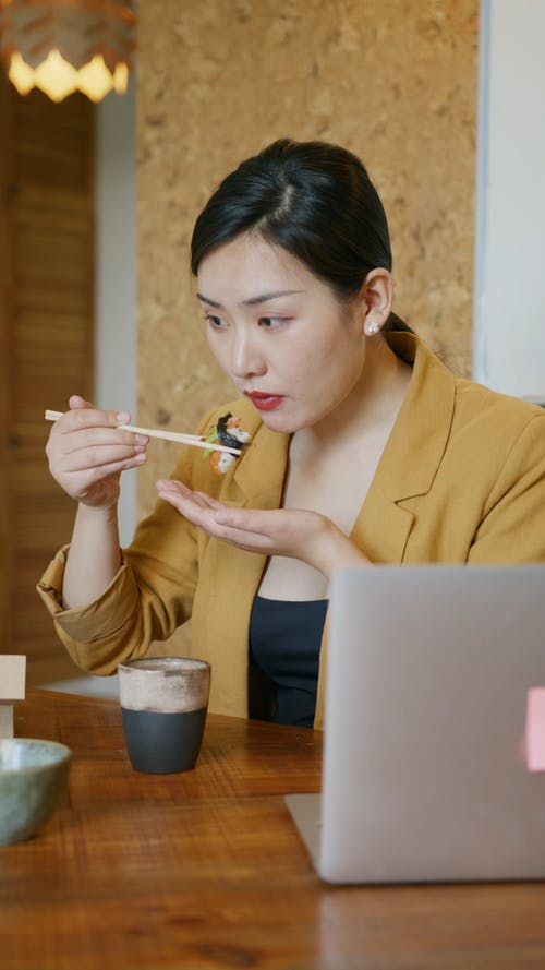 有关吃, 垂直视频, 寿司的免费素材视频