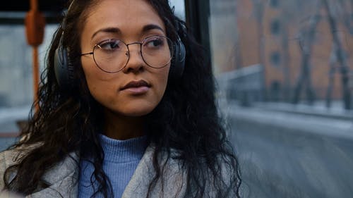 有关公共交通, 公共交通工具, 听音乐的免费素材视频